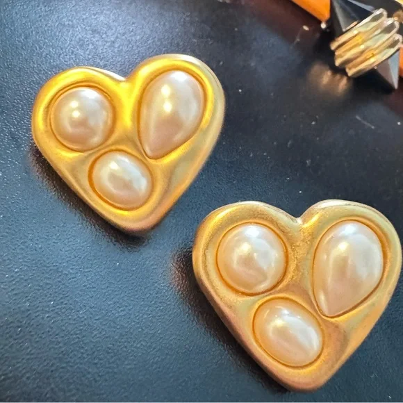 GIVENCHY Vintage 1980s Elegant Gold Heart Earrings - Picture 2 of 7